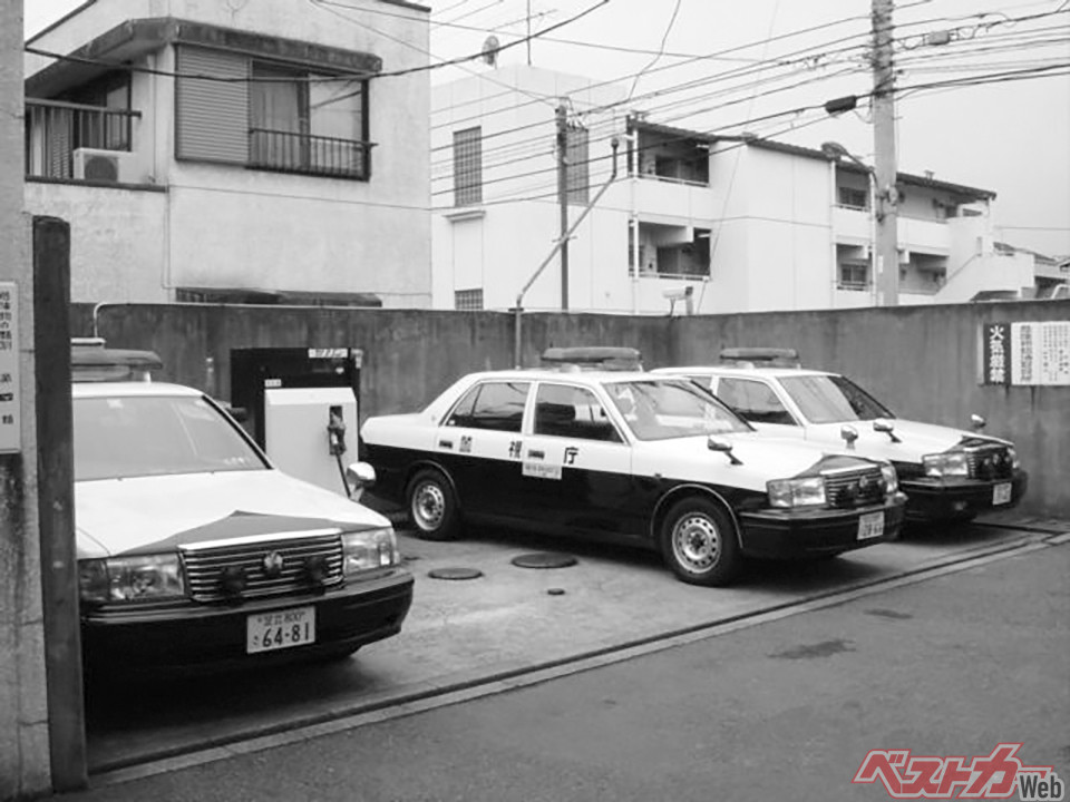 小松川分駐所には給油施設が備えられていた。警らが終わると洗車・満タンが基本であった。交パが4台、覆面が2台あった
