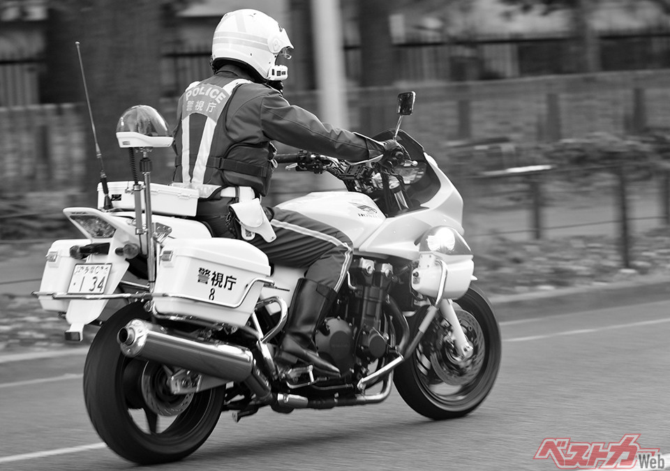 ホンダCB1300Pの後ろ姿。リアから伸びる赤色灯がリアパト。ポールを伸ばして、赤色灯の高さを変更することができた。切符処理中などに、後方からの追突を避けるために、リアパトで注意喚起を行った