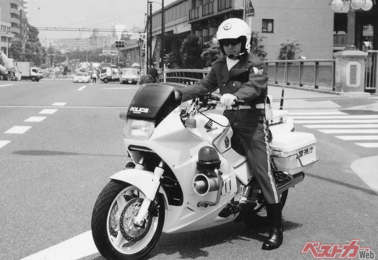 ホンダ VFR750P…1989年にデビュー、白バイの代表的なモデルとして全国で大活躍した。ベース車はあまり人気がなかった。