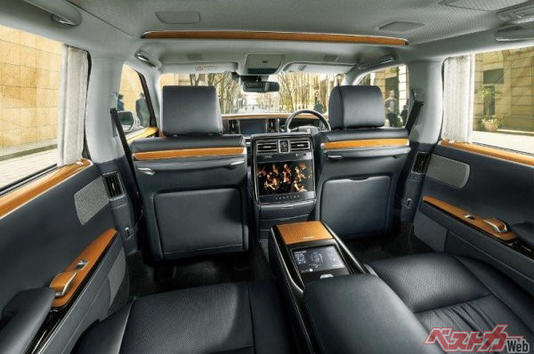 センチュリーの内装は、洗練されたデザインとなっている。後席に乗るVIPがどう感じるかを徹底的に研究し続けてきたことで、安定性と静寂性を高次元で実現させている