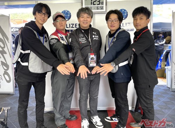 オートポリスにはKONDOレーシングのメインスポンサーを務めるリアライズコーポレーションの今福洋介社長の姿も。日産愛媛自動車大学校の「リアライズ奨学金」を受ける学生を激励