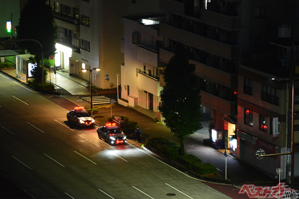 一人乗車の違反者が無免許と酒気帯び運転のWパンチの場合。そのほか飲酒や無免許などの違反歴が複数回ある常習者(無線照会ですぐわかる)も、逮捕事案になることが多いという(Satoshi@Adobestock ※画像はイメージです)