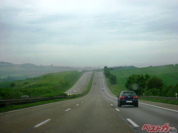 ドイツ・アウトバーン。日本では高速道路と言うと高いところを走っているイメージだが、欧米では地表面に直接建設されている区間が多い