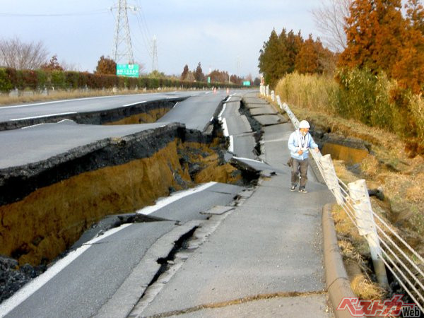 東日本大震災では、常磐道の盛り土が崩壊した。断面を見るとその構造がよくわかる　　　画像：国土交通省