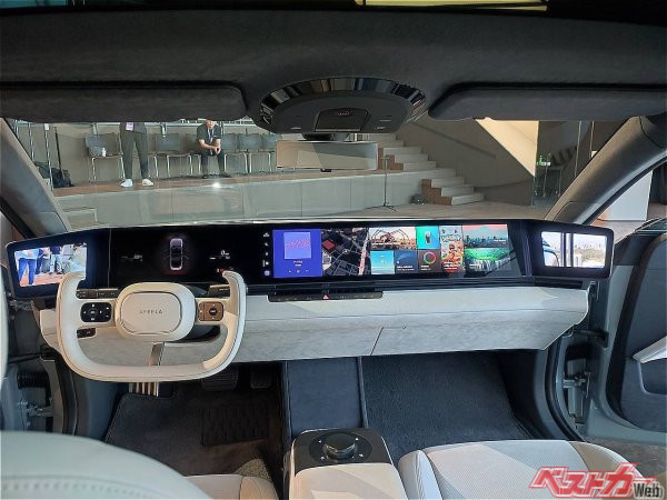 スクリーンを多用した車内空間はたしかに新しい感じはするが、ソニーというネーミングがある以上はもう少し斬新な雰囲気はほしい