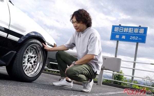 島下さんの愛車は当時大流行した土屋圭市さんプロデュースのドリドリメッシュなるホイールをインストール!! これがこのタイヤに超似合うのだ