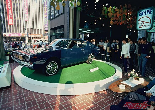 1972年の4代目、C110型デビュー当時。銀座4丁目の日産ギャラリーと思われる。右上に「ケン＆メリー」のマークが見える
