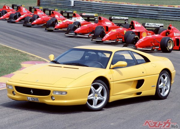1994年から1999年まで販売されていたフェラーリF355。初代NSXに影響を受けたモデルの1つとされる