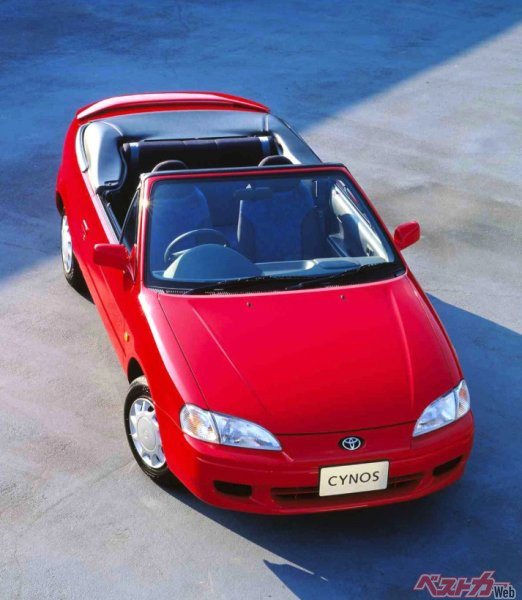 国産車では珍しい4シーターオープンモデルとして1996年に誕生したサイノスコンバーチブル