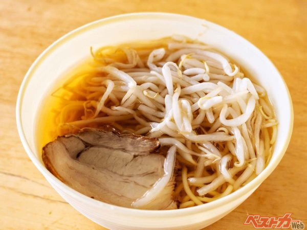 「ラーメン」。たっぷりのモヤシと分厚いチャーシューがのる