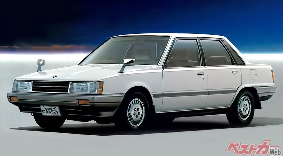 トヨタ 2代目カムリ(1982~1986年)。キャッチコピーは「大きなカムリ」。この2代目から前輪駆動化されたことで、その室内は当時のクラウンより広いと言われました。世界への輸出が始まったのも、この2代目からです