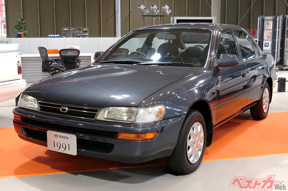 トヨタ 7代目 カローラ(1991~1995年)。電装部品に金メッキ端子を使い接触不良を防ぎ、またボディの大部分に防錆亜鉛メッキ合金を用い錆対策を行うなど徹底したクオリティアップが図られた、実に豪華な大衆車です