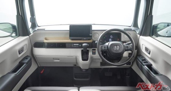 新型N-BOXからメーターがデジタルに変わり、さらにインテリアは、先代よりも上質感のある印象となった。前方視界は、先代より向上させた