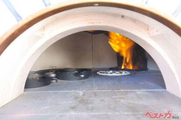 水素で火をおこすとガス臭がなく、石窯内に水蒸気が多く含まれるため、美味しく焼きあがるとのこと。すげー