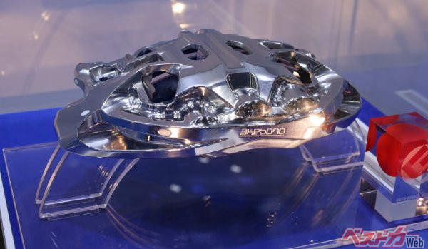 自転車のヘルメットのような形状にビックリ。でもそのデザイン、カラーリングには性能向上という理由、意味がある