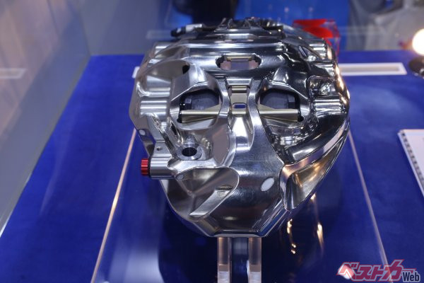 これがブレーキキャリパー? と言う斬新なデザインを採用したNR22