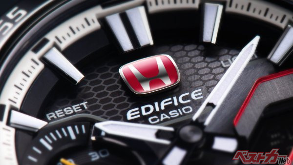 文字盤も非常にリアルだぜ……赤バッジが泣かせる