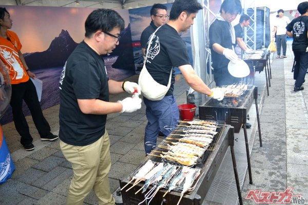 3日間で約6000食ものサバヌーヴォーの炭火焼きを配布！