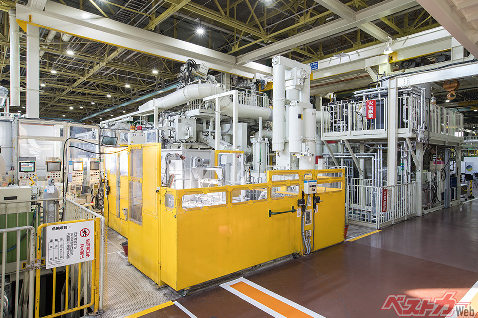 明知工場で公開されたギガキャスト試作用設備。交換時間を劇的に削減する金型を開発