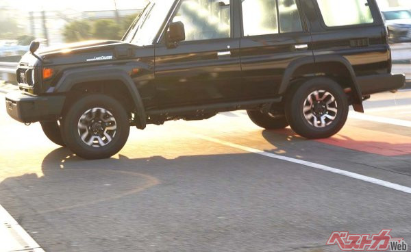 読者から寄せられたスクープ画像。紺ではなく明らかなブラックだ(愛知県で撮影)