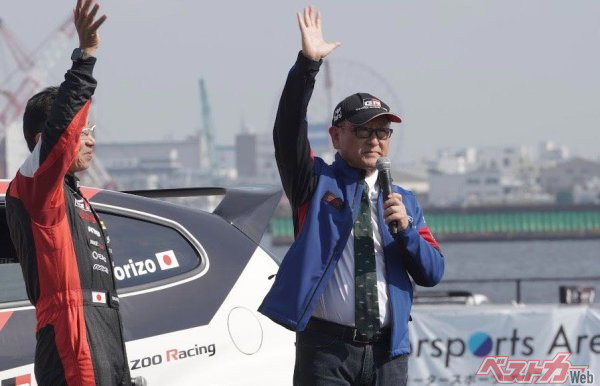 胸に「STI」と入ったジャケットで登場した豊田会長。スバルさん、WRCへの復帰待ってます!!