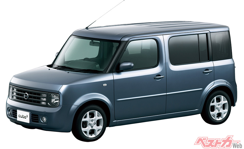 日産キューブキュービック(2003~2008年)。内装は基本的にベースとなったキューブと同等で温かみのあるデザイン。しかし無理やり作られた3列目のシートは居住性が悪いです。箱型のボディ形状のおかげで頭の上のスペースは確保されていますが、座席も足元スペースも狭い……
