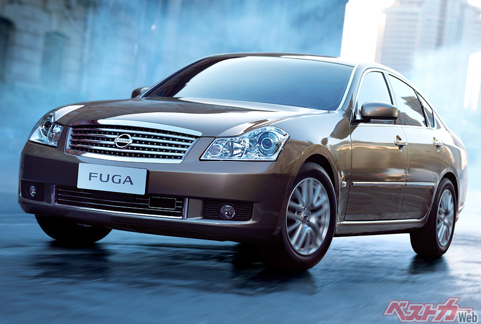 日産 初代フーガ(2004~2009年)。長い歴史を持つ高級セダン、セドリック(グロリア)の後継車として発売されました。イメージを刷新して若い世代を開拓するため、(主に日本人向けに)車名を変更しています