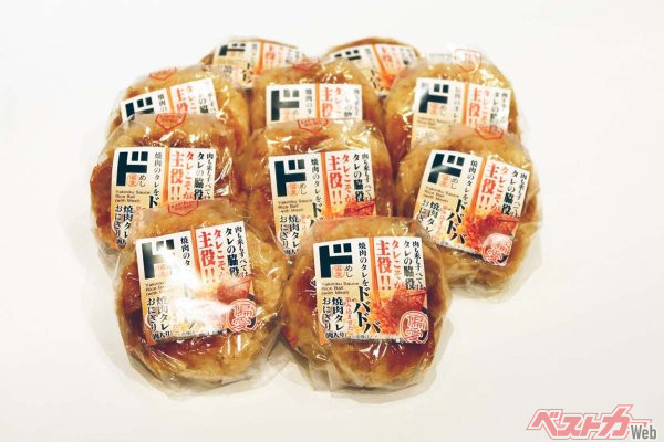 「焼肉のタレをドバドバ染み込ませた焼肉タレおにぎり（肉入り）」（160円）