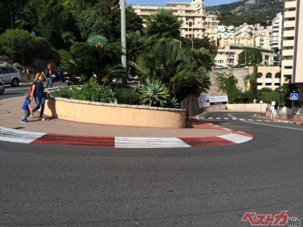 筆者が2014年に訪れたモナコのモンテカルロ市街地コースにあるローズヘアピンにも信号のない横断歩道が。手前にはブレーキを促すような模様も記されていた（写真右奥