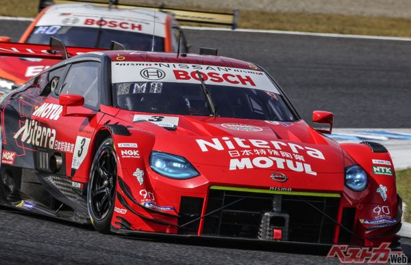 逆転でのチャンピオンを狙った3号車(千代勝正/高星明誠)は狙い通りにポールポジションを取ったが、レース終盤に不覚をとった