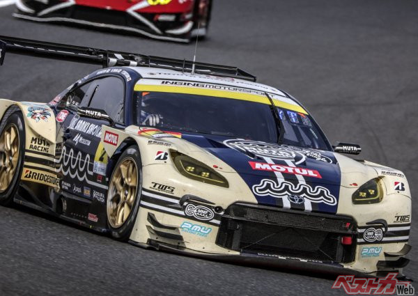 300クラスP.P.の2号車 muta Racing GR86 GT(堤 優威/平良 響)は優勝すれば、52号車がノーポイント(11位以下)なら逆転でチャンピオンに