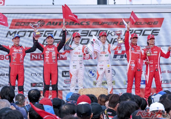 500クラスの表彰式。これで1年間、全8戦のレースが幕を下ろす。500クラスは今年から燃料がCNFに切り替わり新たな時代を迎えた