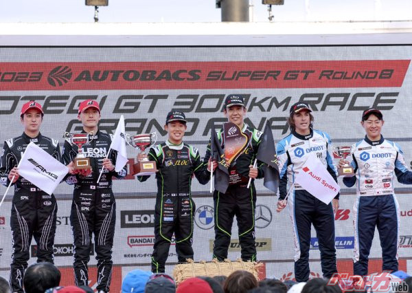 300クラスの表彰式。3位に入った6号車 DOBOT Audi R8 LMS(片山義章/ロベルト・メリ・ムンタン)は13番手からの大躍進だった