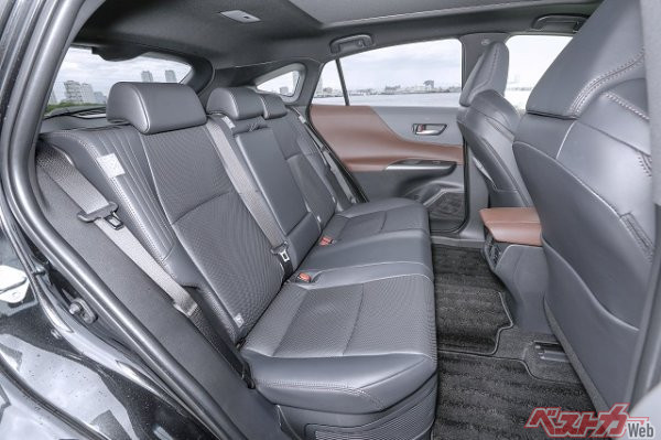 写真は、ハリアーの後部座席。クラウンスポーツとハリアーの後部座席の室内空間はほぼ互角。乗降性能と荷室に関してはハリアーのほうが優勢である