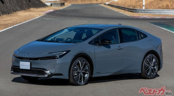 低いノーズとワンモーションフォルムが斬新なプリウス