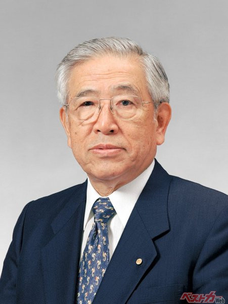 豊田章一郎氏（1925年〈大正14年〉2月27日～2023年〈令和5年〉2月14日）、トヨタ自動車株式会社名誉会長、日本経済団体連合会名誉会長。日本を代表する経営者でありながら、工学博士でもあるエンジニアでもあった