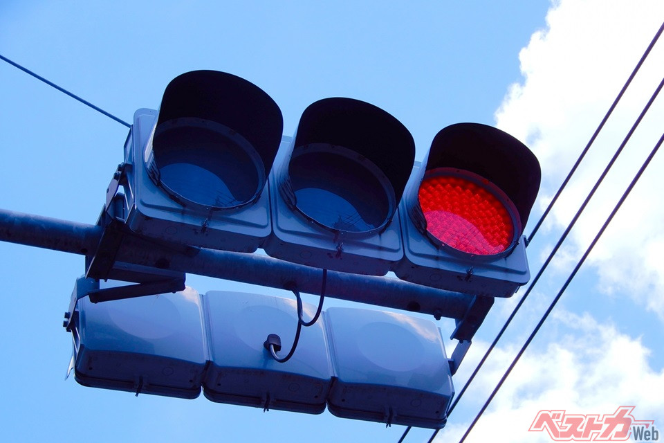 なぜ信号「緑」を「青」と呼ぶ?? 青信号は「進め」じゃない!? 信号機の正しい意味を正しく理解できてる? - 自動車情報誌「ベストカー」