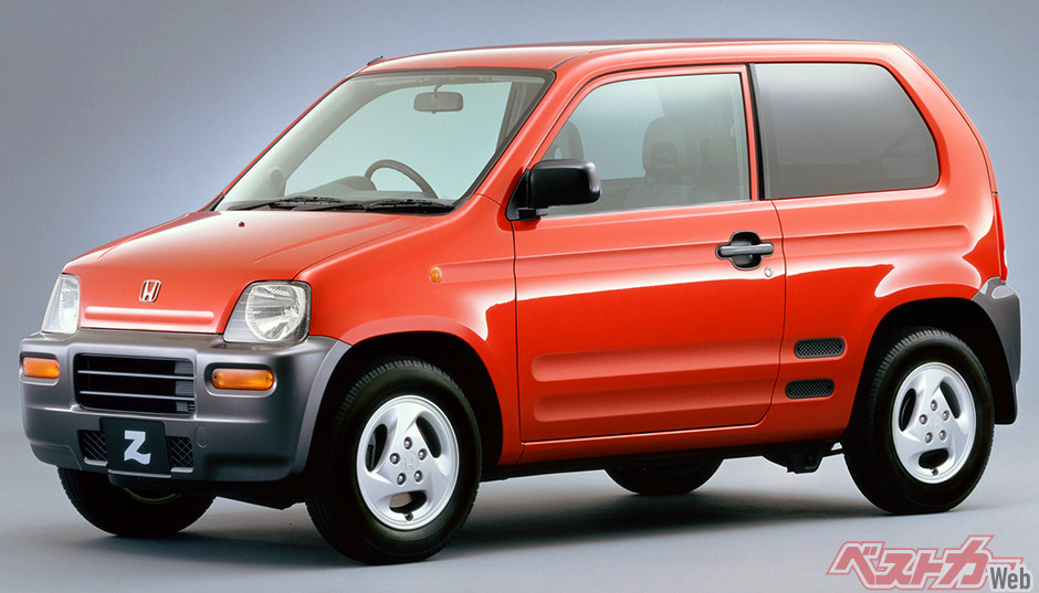 ホンダ 2代目Z(1998~2002年)。整備性に難がある最大の理由は、ランボルギーニのようにエンジンが縦向きに置かれていたから。前後重量配分は50:50で運動性は良好でしたが、あまりに個性的過ぎました