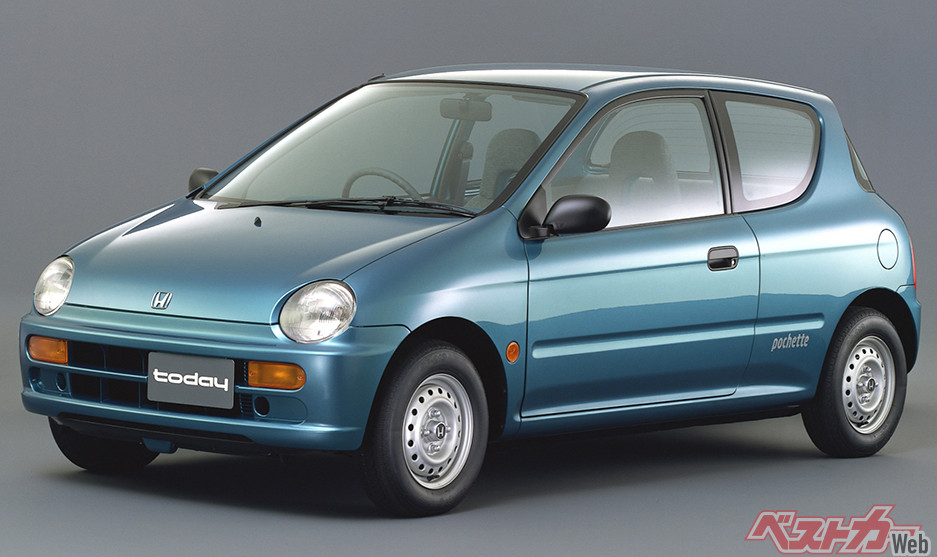 ホンダ 2代目トゥデイ(1993~1998年)。「ほとんどの積み荷が日常の手荷物程度」という軽自動車ユーザーの傾向から、小さなトランクスペースありきでデザインされたのですが、万人受けはしませんでした