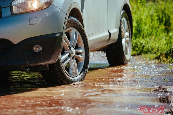 雨にさらされていなくても、水たまりを走ったら洗車をするようにしたい（PHOTO：Adobe Stock_ chaossart）