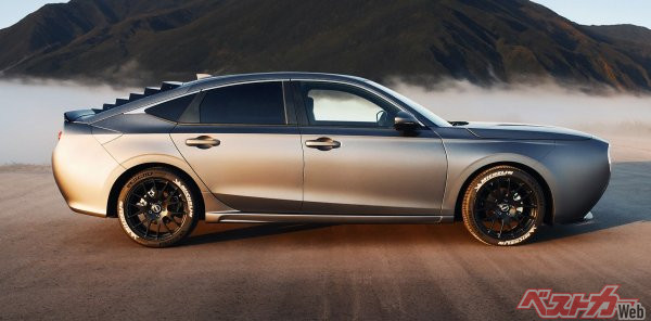 ルーフラインなどはシビックから変更なしだが充分あり!!