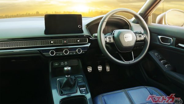 インテリアデザインははほぼシビック。6MTモデルであることに注目!!