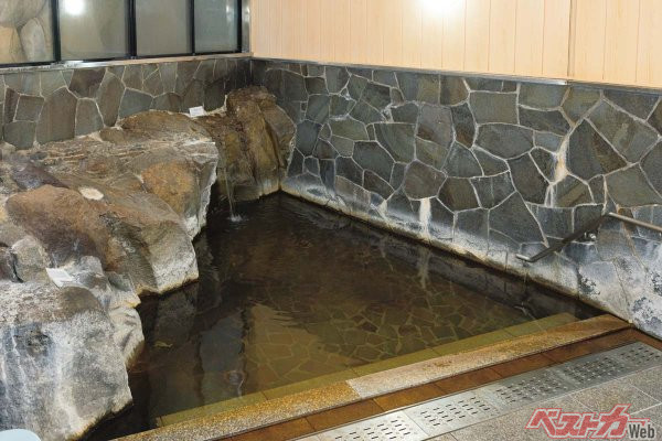 『真田幸村隠しの湯　石湯』元々の「石湯」は大きな石の間から温泉が湧き出ていたとか。現在の浴室は、その天然石を組んだ無骨な造り。程よい硫黄の匂いが温泉気分を盛り上げる
