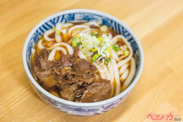 『日野出食堂』馬肉うどん　700円　上田市民のソウルフード「馬肉うどん」は濃い目の馬肉煮込みとうどんが見事にマッチ