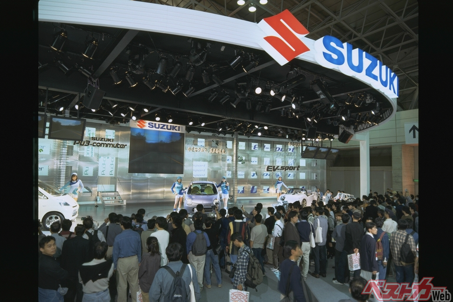 ツインは1999年に開催された第33回東京モーターショーに参考出品された「Pu-3コミュータ」をベースにしたふたり乗りのシティコミューターとして、2003年1月に市場へ導入された