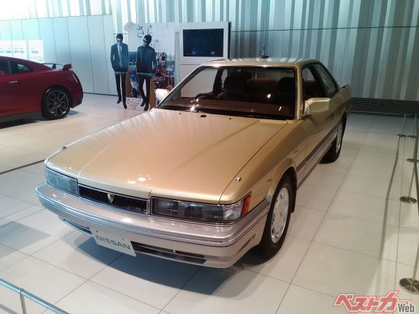 『さらば』にも登場したゴールドツートンのレパード。テレビシリーズでは「港303」のコールサインがおなじみです