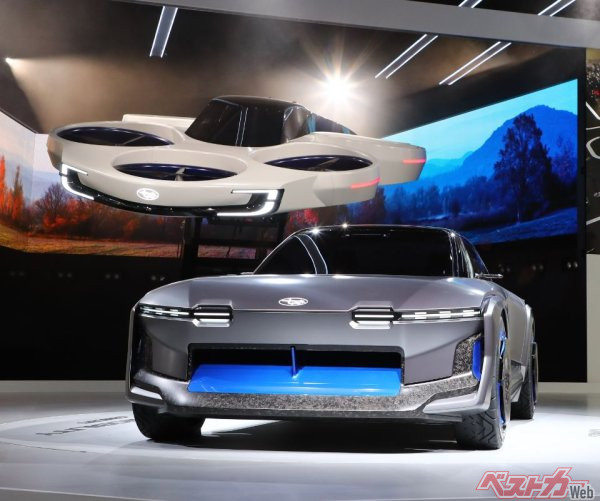 スバルブースでは、舞台上部に「空飛ぶクルマ（SUBARU AIR MOBILITY Concept）」と、舞台中央に「スバルらしいスポーツカー（SUBARU SPORT MOBILITY Concept）」を展示した