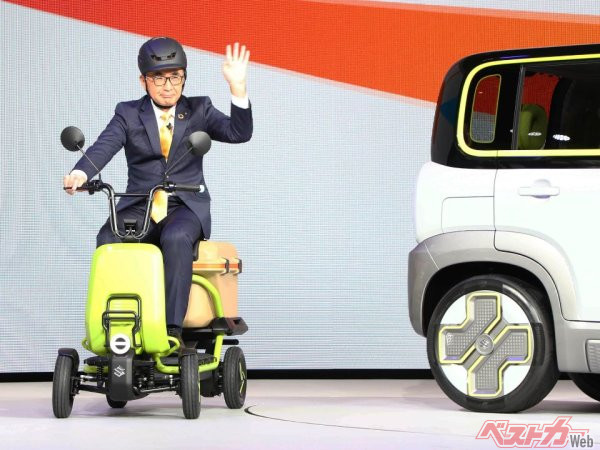 スズキの鈴木社長も電動バイクでステージに登場。小型モビリティの電動化もカーボンニュートラルへの大事な一歩