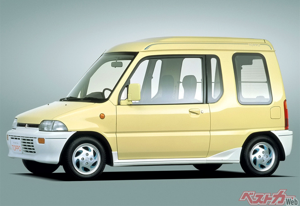 三菱 初代ミニカトッポ(1990~1993年)。デザインは左右非対称。右ドアよりも左ドアの方が大きく、後席に移動しやすいようになっています