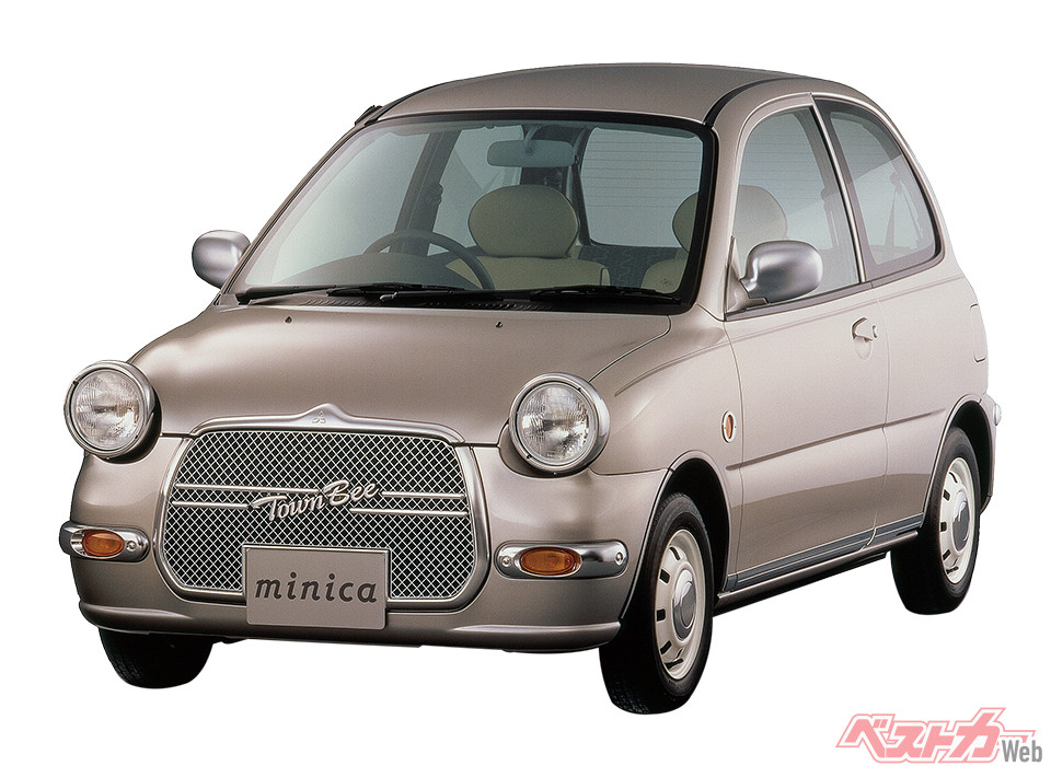 三菱 初代ミニカ タウンビー(1997~1998年)。こちらは出目金風ヘッドライトが特徴のタウンビーII。1997年10月に追加されました